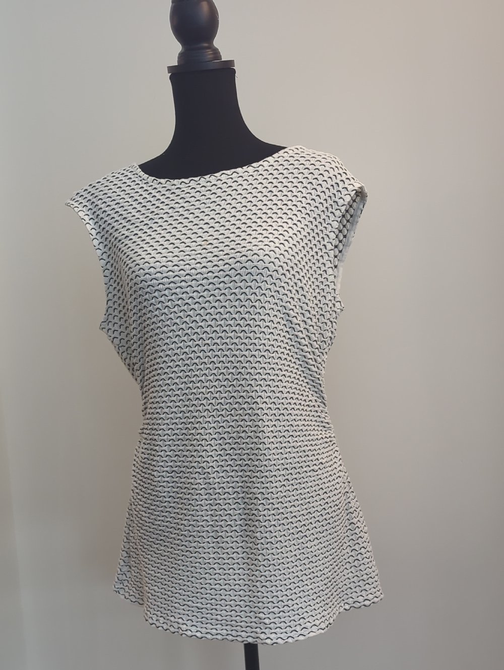 White House Black Market Boat Neck Scallop Geometric Blouse LARGE